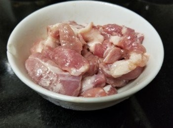 step1: 腩肉，清洗後切片，用雞粉，糖，生粉，黃酒醃 20 分鐘入味