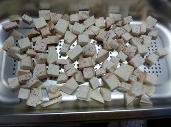 step1: 芋頭切成細粒,大火蒸3-4分鐘待用