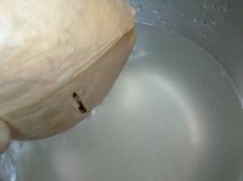 step3: 倒出椰皇水，再慢慢用刀開上蓋