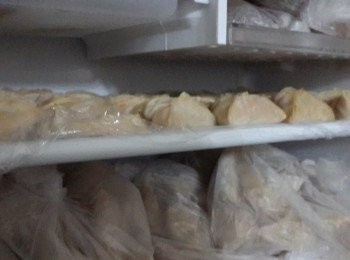 step2: 保存餃子方法：
 收餃子平鋪在干凈的架上，放入雪櫃急凍20分鐘