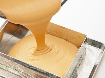 step19: 將17的焦糖巴巴露亞麵糊倒進18中，放進冰箱冷凍到表面凝固的程度。