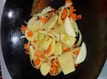 step4: 將洋䓤，紅蘿白，薯仔先爆開，加入紹酒1，大火快炒一會，加入半碗水，蓋檴蓋，轉中火焗五分鐘，然後開蓋一次，快炒一會以確認材料沒有痴底，再加入半碗水，蓋檴蓋再繼續用中火焗五分鐘