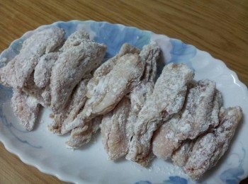 step4: 把醃好的雞翅均勻的沾炸粉