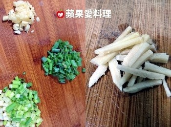step2: 備料：青葱切末，葱白和葱綠分開放；蒜頭切末；薑切成薑絲。