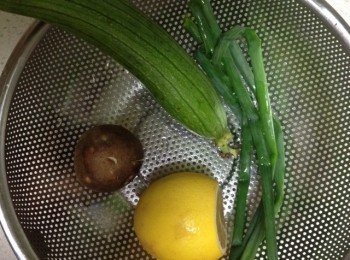 step2: 絲瓜、香菇、香蔥、檸檬，均洗凈。絲瓜，剝皮。