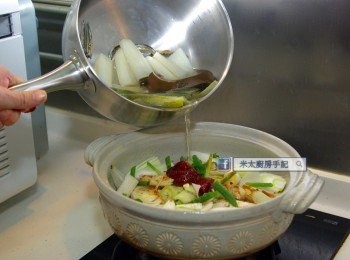 step2: 瓦煲中順序放入泡菜、豬肉、洋蔥、京蔥、青蔥、蒜茸、辣椒粉、辣椒膏、鹽和糖，再注入煮好的高湯，關蓋煮10分鐘。