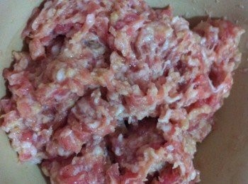 step2: 取出一個較大的碗，把材料和已經軟化的麵包糠。
充分的攪拌均勻，攪打至有粘性。