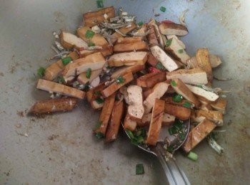 step3: 先熱鍋， 倒入橄欖油， 接著放入蒜頭爆香， 約略1分鐘，等香氣出來，開中小火，