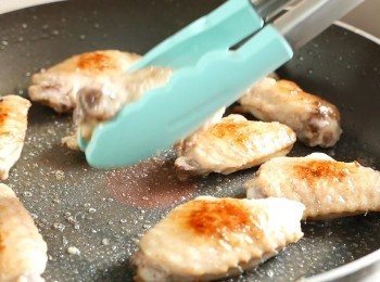 step7: 把<a href="https://bit.ly/3zHU5V3" target="_blank" data-keyword="雞翼" class="guide-link"><strong>雞翼</strong></a> <span style="display:inline-block;vertical-align:middle;margin-top:-3px;color:initial;border-radius:3px;padding:2px 3px;font-size:12px;line-height:14px;background:#87d300;color:#fff;">即買</span> 再翻面，加入1湯匙清水，蓋上調至小火煮2分鐘。打開蓋子最後一次把<a href="https://bit.ly/3zHU5V3" target="_blank" data-keyword="雞翼" class="guide-link"><strong>雞翼</strong></a> <span style="display:inline-block;vertical-align:middle;margin-top:-3px;color:initial;border-radius:3px;padding:2px 3px;font-size:12px;line-height:14px;background:#87d300;color:#fff;">即買</span> 翻面，加入另1湯匙清水，蓋上多煮2分鐘後，再打開蓋子把<a href="https://bit.ly/3zHU5V3" target="_blank" data-keyword="雞翼" class="guide-link"><strong>雞翼</strong></a> <span style="display:inline-block;vertical-align:middle;margin-top:-3px;color:initial;border-radius:3px;padding:2px 3px;font-size:12px;line-height:14px;background:#87d300;color:#fff;">即買</span> 煎至乾身，盛起備用。