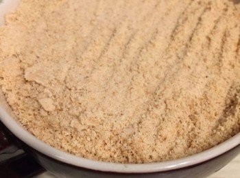 step2: 用乾磨攪拌機攪碎腰果至粉狀。