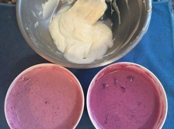 step6: 取3個容器，等量放入奶酪起司混合液， 將藍莓顆粒+1/2藍莓醬放入第一個碗中混勻。 再將剩下的藍莓醬倒入第二個碗中混勻。(碗底要留約1-2茶匙的藍莓醬等一下用來裝飾用) 。