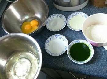 step1: 蛋黃麵糊:
打蛋，分開蛋黃及蛋白，分別放入乾淨攪拌盆內。
 低筋麵粉過篩備用。