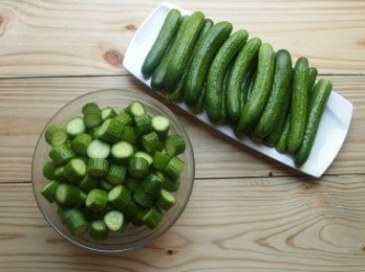 step2: 將小黃瓜清洗擦乾切成薄片(約1-1.5cm)不要太薄,煮好後小黃瓜會縮水,有點厚度吃起來才會脆脆的有口感。