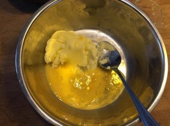step3: 將蛋液加入牛油團中拌勻