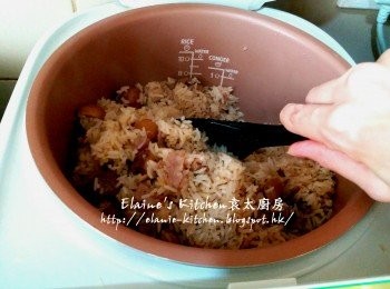 step11: 按製煮至飯熟後焗30分鐘 , 拌一拌勻飯同配料 , 最後灑上蔥粒拌勻即可
