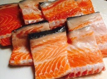 step1: 三文魚骨洗淨，過大的切細件。