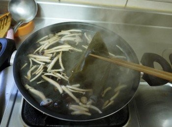 step5: 滾旁邊起小泡泡就要立刻撈起昆布(不能滾唷)