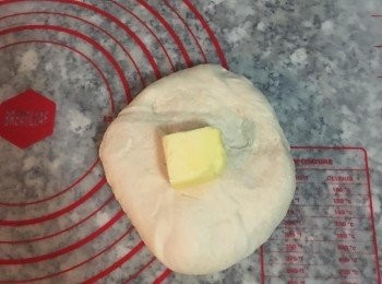 step7: 水合麵糰取出後先倒入酵母揉勻,接著壓扁後放上無鹽奶油,揉到奶油完全被麵糰吸收即可,用麥典麵包專用粉,在這個階段非常快就會吸收無鹽奶油喔!!