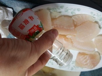step2: 將魚柳每邊灑上少許味椒鹽(不用太多,否則太咸)