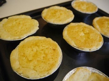 step11: 裝飾: 烤完放涼後擠上卡士達醬以及裝飾草莓即可。