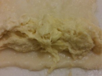 step1: 做法: 除椰蓉和榴槤肉唔落住, 所以材料用大盆攪成粉漿,然後過篩一次,確保沒有粉粒, 碟掃上一層油,倒入碟內隔水蒸25分鐘, 用竹簽測試假如插入去攞返出來乾身即成。
攤凍粉團後,將粉團分成三份,保鮮紙上放上椰蓉後加粉團,再蓋上保鮮紙,用木棍轆成薄片加
榴槤肉卷好後雪凍,食前切成一大片。