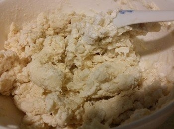 step2: 將滾水倒入麵粉和鹽的器皿內, 再加入橄欖油用匙先攪拌成塊狀. 待稍涼可用手搓揉, 約5分鐘已經光滑不黏手. 蓋上保鮮紙靜待20分鐘.