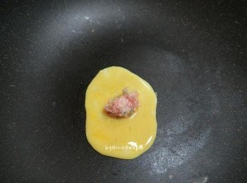 step4: 不沾鍋熱鍋.放入蛋液再放上肉餡