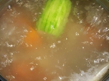 step2: 煲熱一鍋水加入所有材料，大火煲15分鐘，再轉小火煲2小時45分鐘即成。