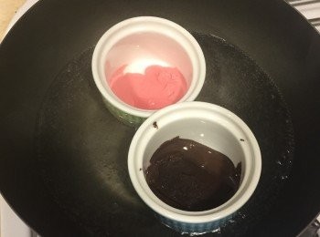 step2: 將巧克力磚隔水加熱融化
這邊我還用了草莓巧克力增加豐富度
如果是黑巧狂熱者、可以省略喔XD