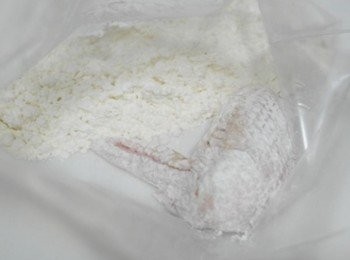 step3: 取一個夾鏈袋倒入麵粉及太白粉!! 一一的將雞翅裹上粉...多餘的粉要拍掉喔!!!