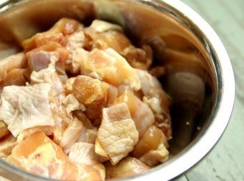 step1: 雞腿肉洗淨抹乾水份切大塊，把筋及多餘脂肪切走。