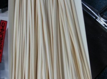 step3: 乾烏冬用滾水煮約5分鐘,焗約7分鐘