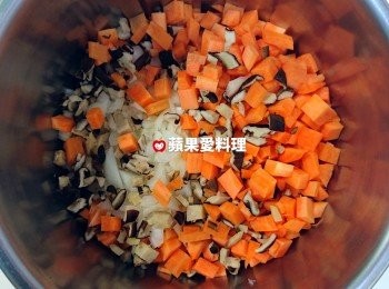 step2: 洋葱切丁、紅蘿蔔切丁、香菇切丁、薑切末，放入內鍋。