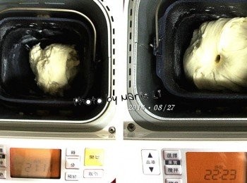 step2: 將麵糰放在麵包機裡靜置發酵約 1.5 小時
這個完成後的麵糰，就是我們要的《中種麵糰》了。