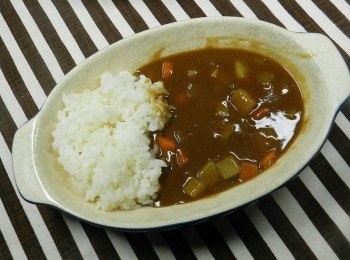 step6: 盤子盛上白飯與巧克力咖哩