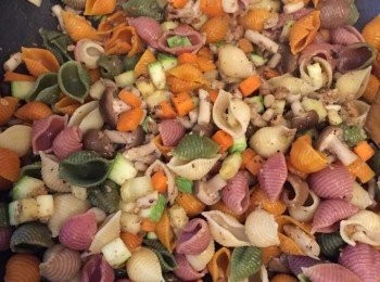 step5: 加入已灼至半熟的蔬菜蜆殼粉及茄膏汁料大火炒匀至熟，最後撒香草碎、拌勻初榨橄欖油即可。