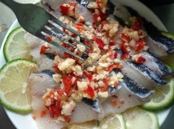 step5: 淋上少許的醬汁(只要一點讓蒸時入味)，把<span class="group_2">配料</span>均勻放在魚片上