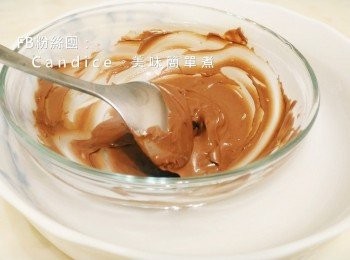 step7: 巧克力塊隔熱水融化備用。
