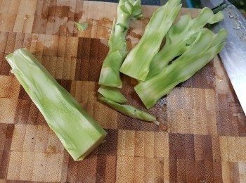 step4: 處理西蘭花的菜蕊的部份,先切去邊位硬身部份不要