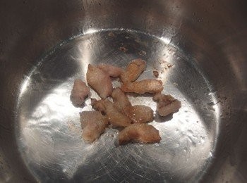 step2: 將牛肉邊的肥牛油切下,放入鍋裡小火煸出油脂。