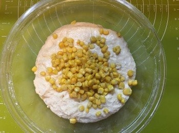 step8: 發酵一晚後加入粟米粒攪混。