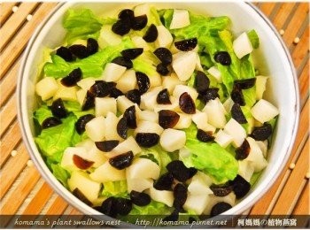 step5: 黑木耳QQ圓分切成1/4圓的大小後，也放入至碗盤中。