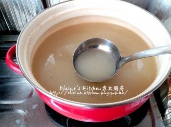 step9: 將鴨骨及其他湯料取出 , 加少許鹽調味拌勻成鴨骨湯底