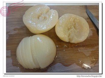 step1: 2件白桃切成2mm的薄片, 加入白桃糖水及1滴粉紅色色素, 放雪櫃一晚。(要留起3湯匙糖水不染色備用)