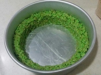 step3: 將卜卜米分兩次加入已溶棉花糖快手攪匀，之後舖到8吋蛋糕膜外圍成一個大圈