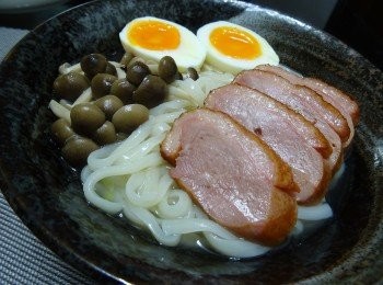 step4: 湯烏冬轉大碗中， 放上切片鴨胸， 糖心蛋及本菇便完成。