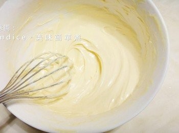 step2: 軟化奶油，分次加入糖粉打發。全蛋，分次加入拌勻。