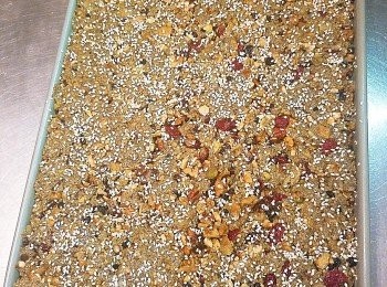 step3: 把混合好的材料放於巳掃油焗盤內壓平，並撒上芝麻。