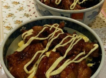 step1: 日本豬柳 2 pack 大概7-8小塊


用鹽，黑胡椒， 1tbsp 麵粉 醃30分鐘，煎豬柳至金黃， 用廚房紙索乾pan 上嘅油， 落1 tbsp 清酒， 襟蓋煮到有煙喺pan 邊出， 落1tbsp 味醂， 1tbsp豉油， 1tsp糖， 煮都汁厚身。