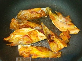 step5: 魚頭煎至金黃